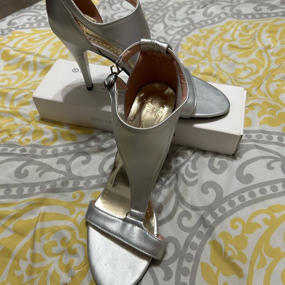 Elegant Silver High Heel Sandals size 11 - Picture 4 of 6